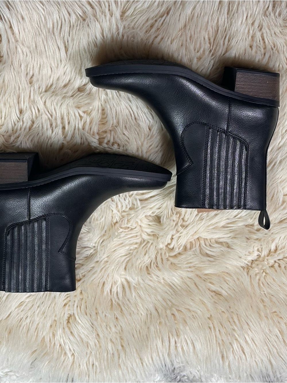FRYE AND CO. Helmi Chelsea Boots in Black